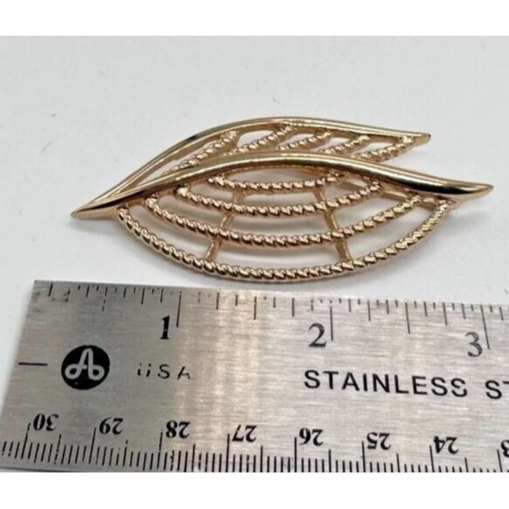 Trifari vintage leaf